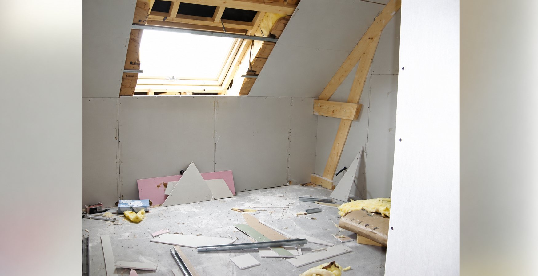 Fenêtre de toit posée dans des combles en chantier